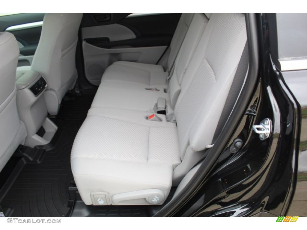 2019 Toyota Highlander LE Rear Seat Photos