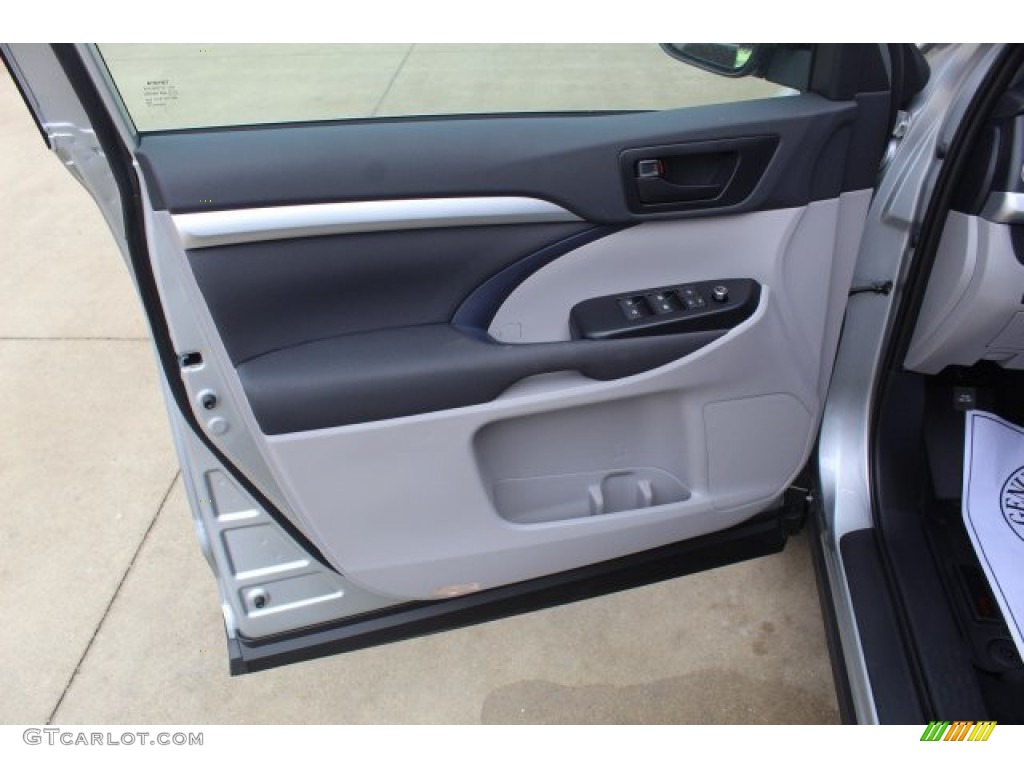 2019 Toyota Highlander LE Ash Door Panel Photo #136625955
