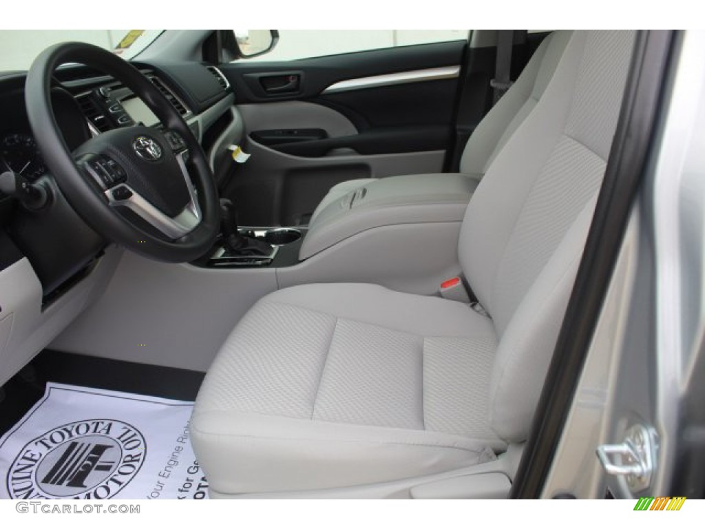 2019 Toyota Highlander LE Front Seat Photos