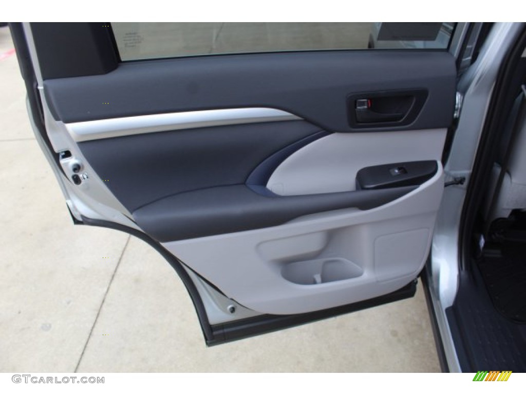 2019 Toyota Highlander LE Ash Door Panel Photo #136626120