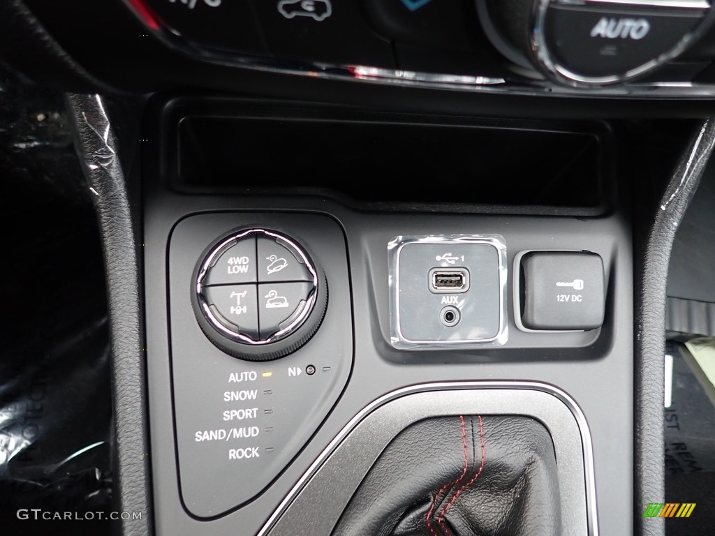 2020 Jeep Cherokee Trailhawk 4x4 Controls Photo #136643617