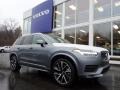 Front 3/4 View of 2020 XC90 T6 AWD Momentum