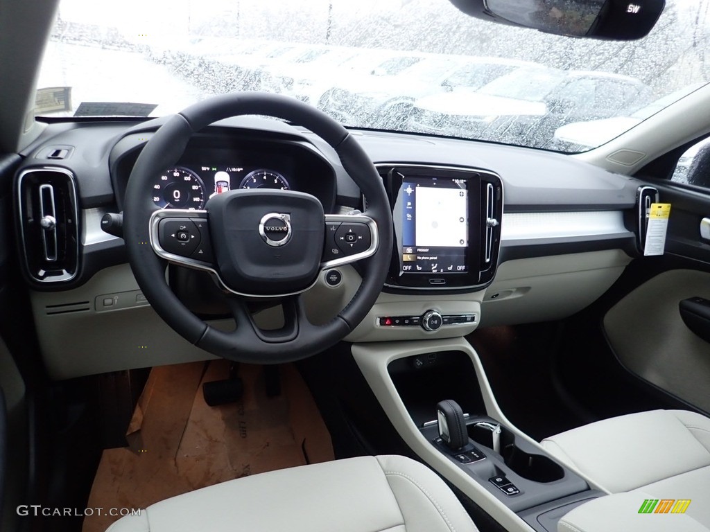 Blond/Charcoal Interior 2020 Volvo XC40 T5 Momentum AWD Photo #136683640
