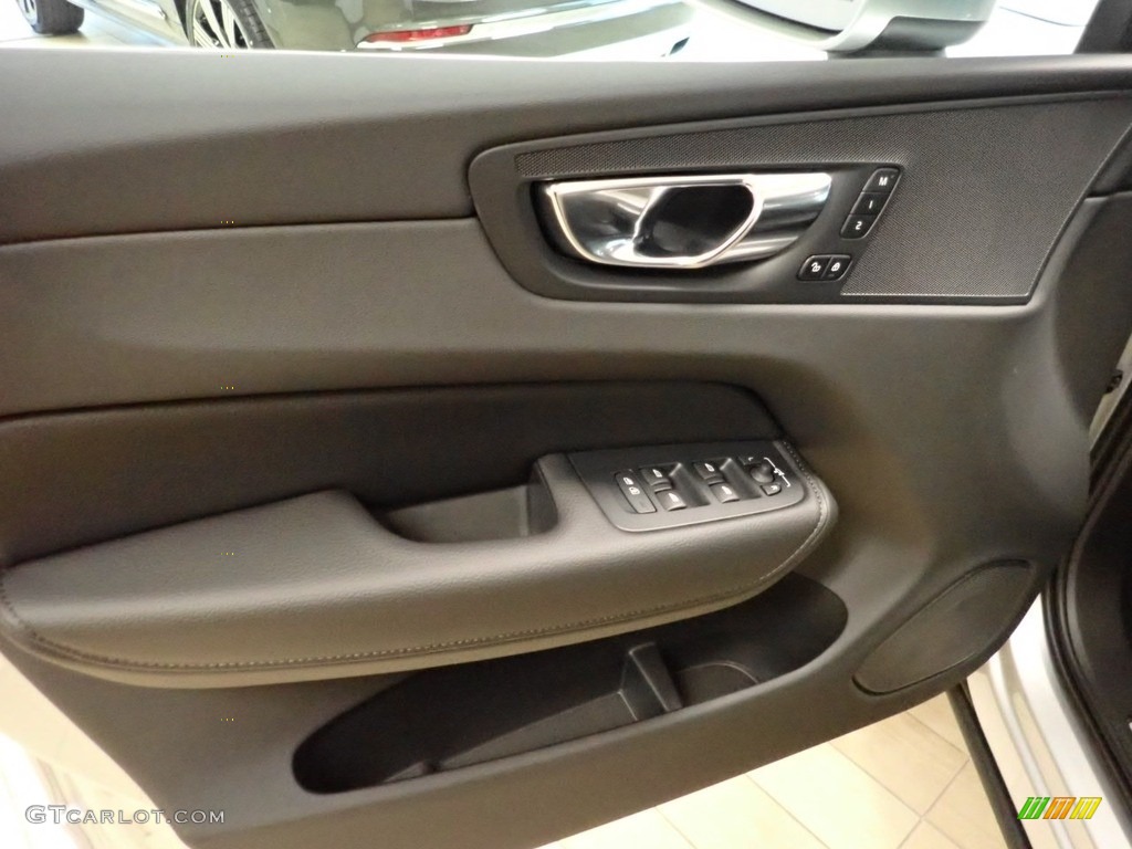 2020 Volvo XC60 T5 AWD Momentum Charcoal Door Panel Photo #136685320