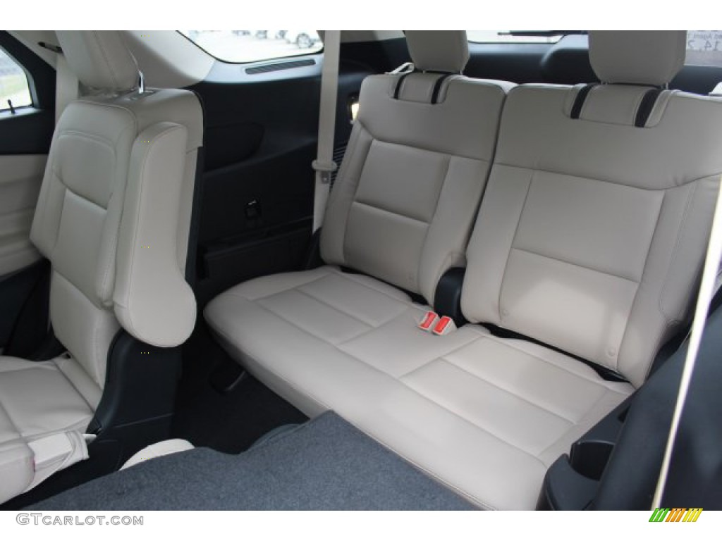 2020 Explorer XLT - Star White Metallic Tri-Coat / Sandstone photo #19