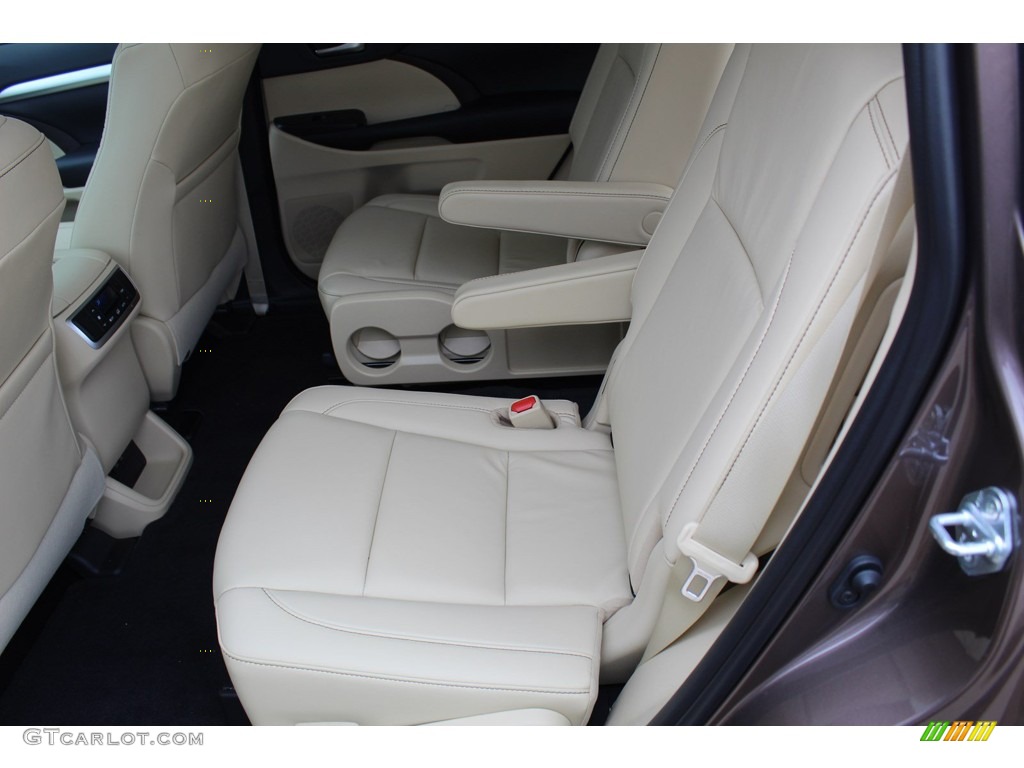 2019 Toyota Highlander XLE Rear Seat Photo #136841248