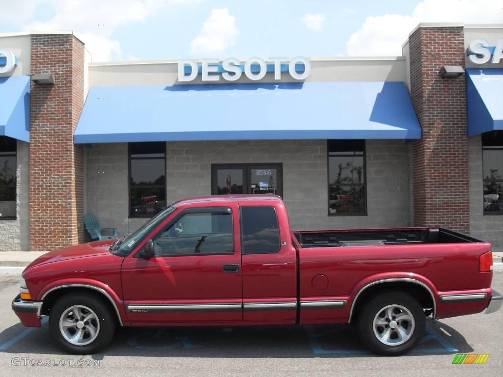 1998 S10 LS Extended Cab - Medium Red Metallic / Graphite photo #1