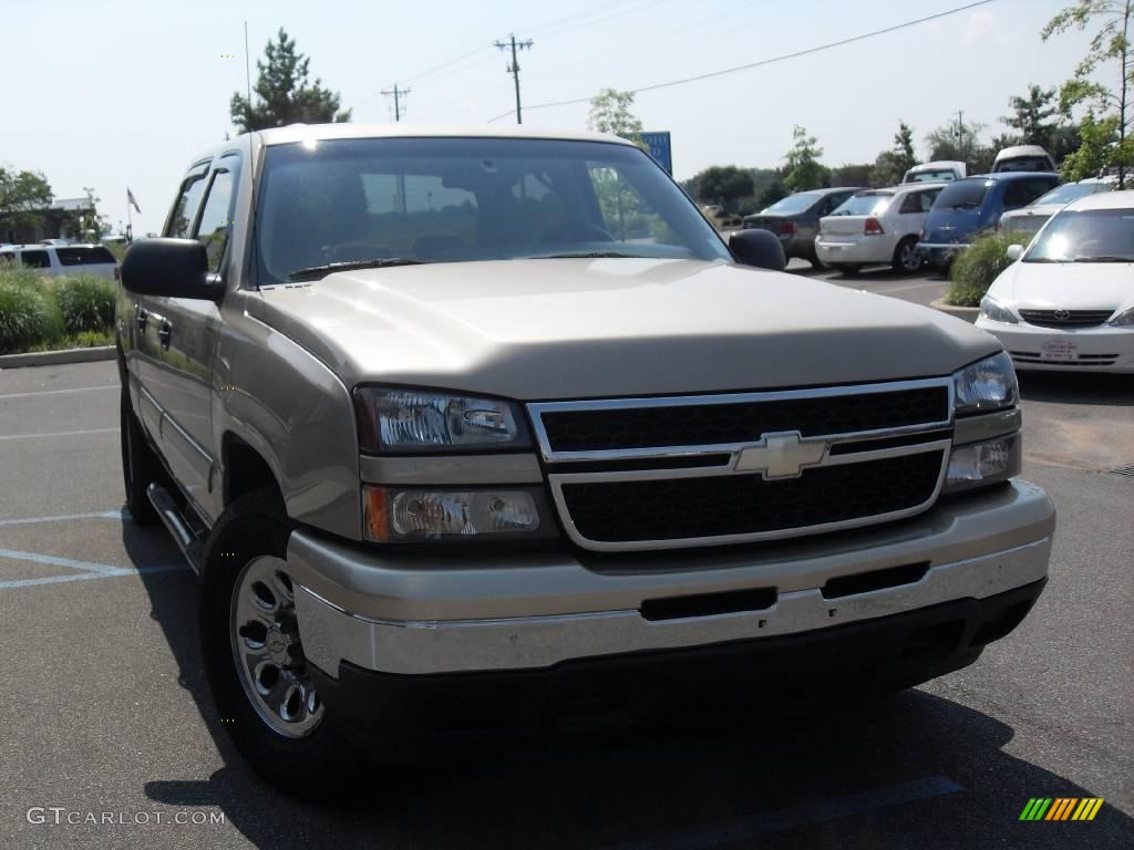 2006 Silverado 1500 LT Crew Cab 4x4 - Sandstone Metallic / Tan photo #4