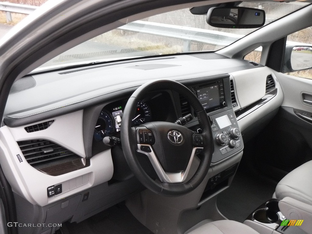 2020 Toyota Sienna XLE Dashboard Photos
