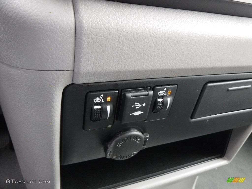 2020 Toyota Sienna XLE Controls Photo #137004151