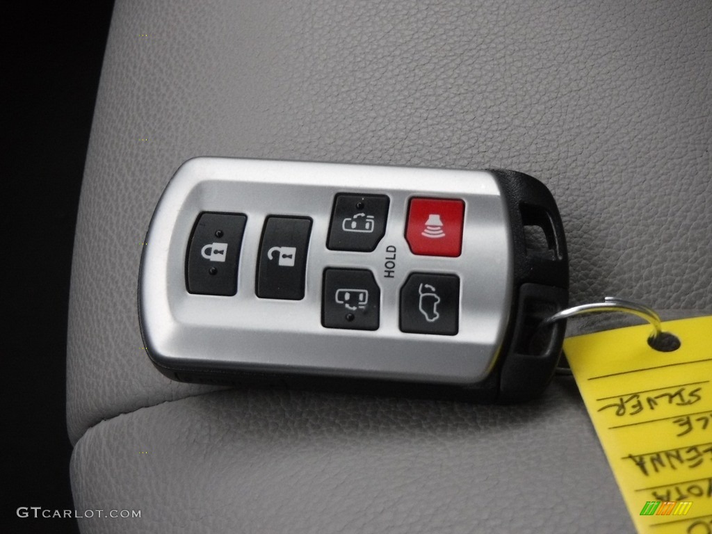 2020 Toyota Sienna XLE Keys Photos