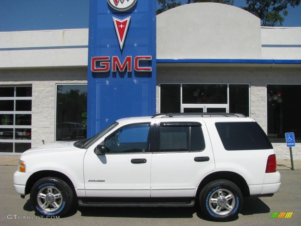 2004 Explorer XLT 4x4 - Oxford White / Graphite photo #2