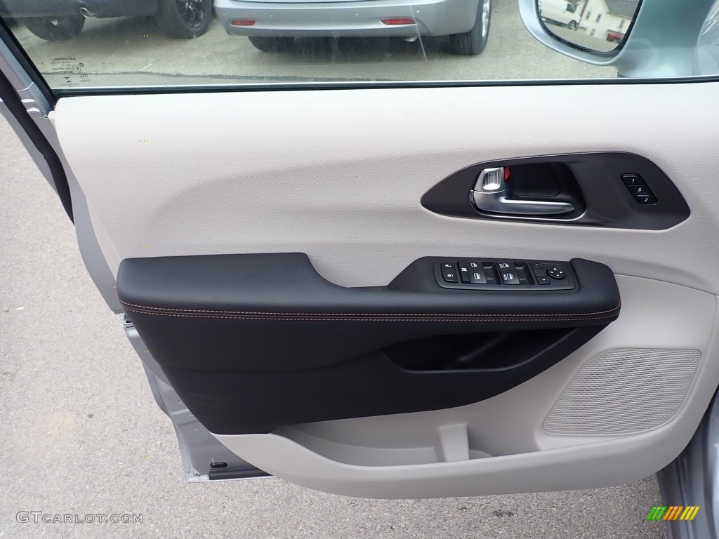 2020 Chrysler Pacifica Touring L Alloy/Black Door Panel Photo #137037099