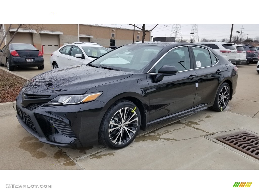 Midnight Black Metallic 2020 Toyota Camry SE Exterior Photo #137063631
