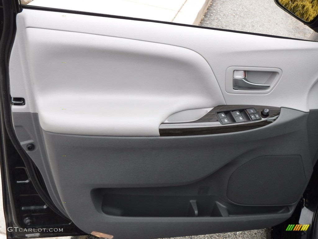 2020 Sienna XLE - Midnight Black Metallic / Ash photo #12