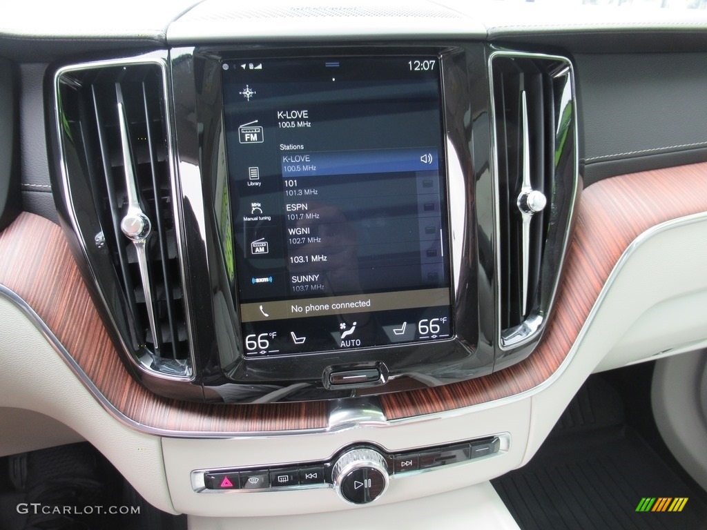 2019 Volvo XC60 T5 AWD Inscription Controls Photo #137200578