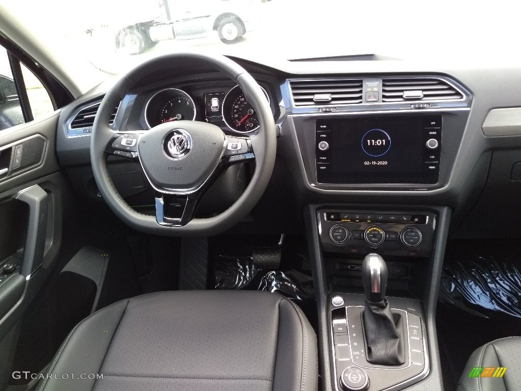 2020 Volkswagen Tiguan SE 4MOTION Titan Black Dashboard Photo #137283038