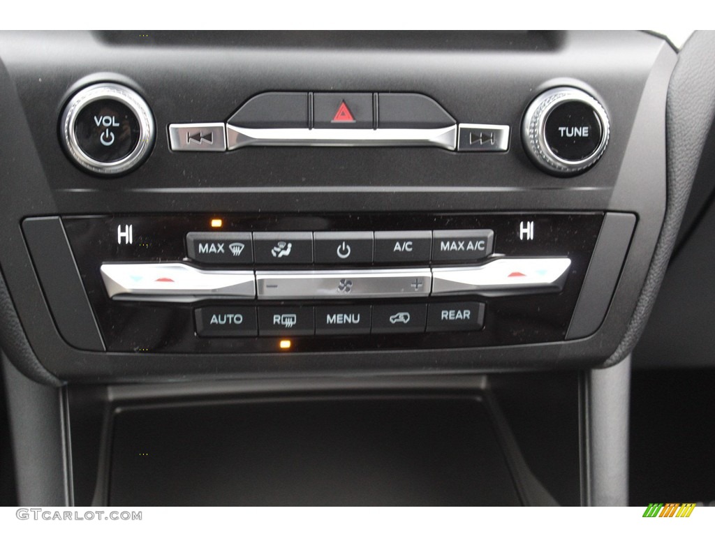 2020 Explorer XLT - Star White Metallic Tri-Coat / Ebony photo #16
