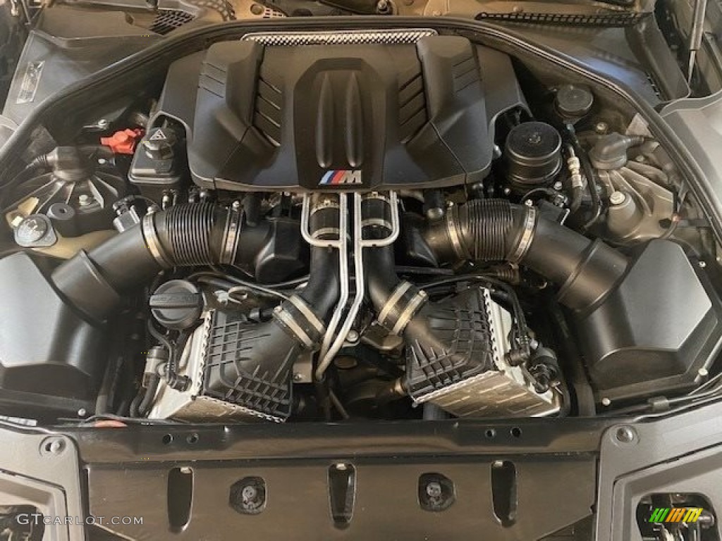 2013 BMW M5 Sedan Engine Photos