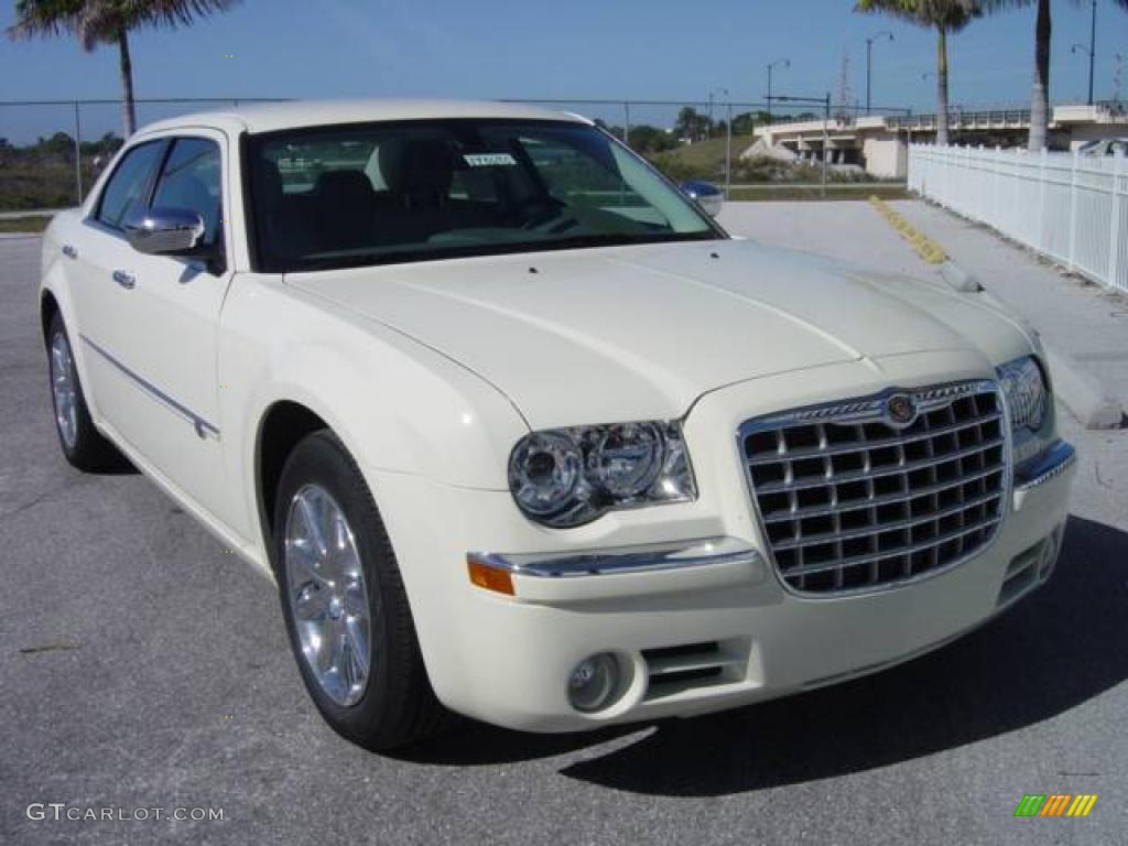 Cool Vanilla White Chrysler 300