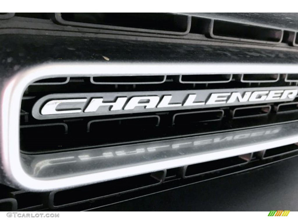 2018 Dodge Challenger SXT Plus Marks and Logos Photos