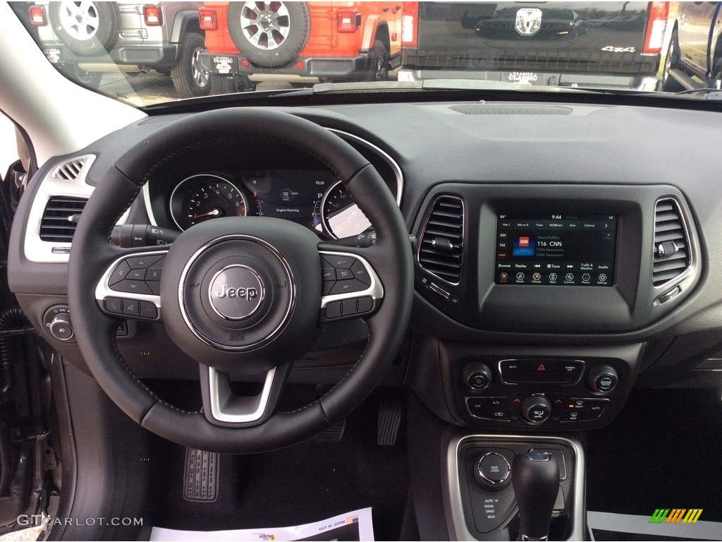 2020 Compass Latitude 4x4 - Granite Crystal Metallic / Black photo #3