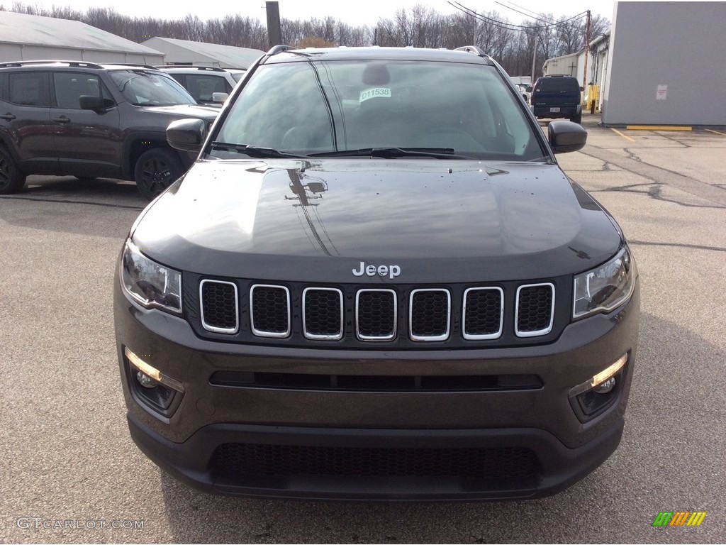 2020 Compass Latitude 4x4 - Granite Crystal Metallic / Black photo #4