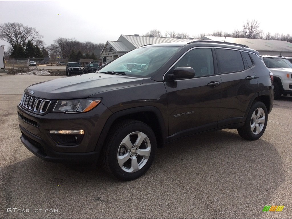 2020 Compass Latitude 4x4 - Granite Crystal Metallic / Black photo #5