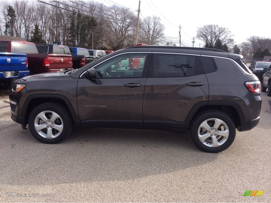 2020 Compass Latitude 4x4 - Granite Crystal Metallic / Black photo #6
