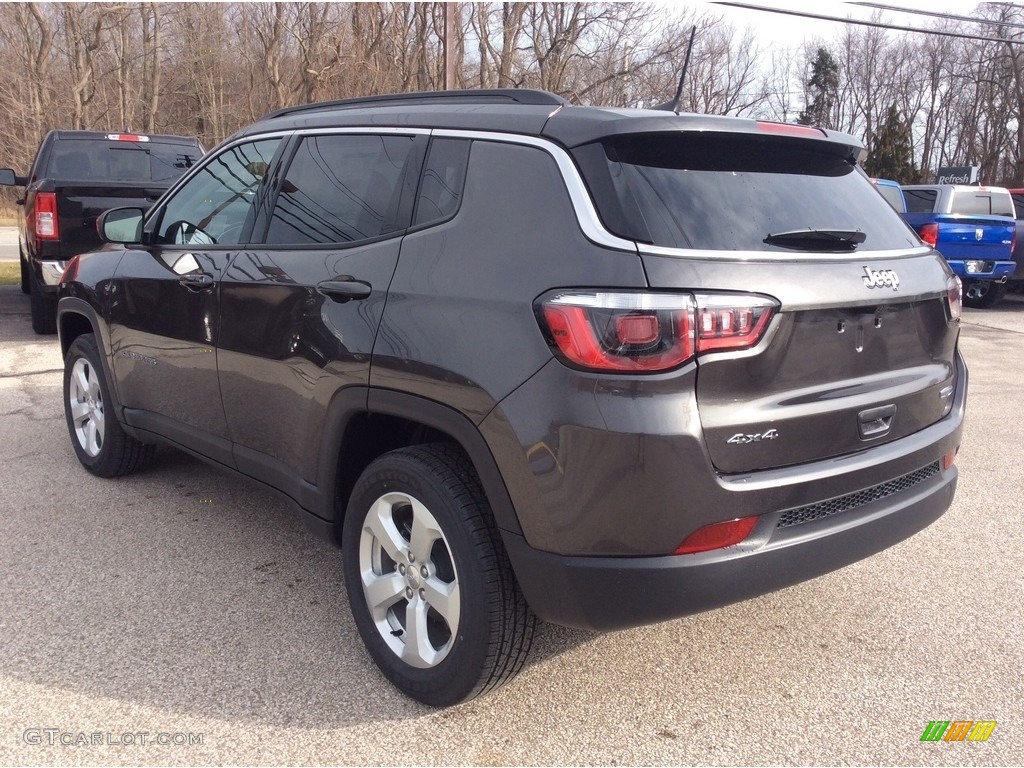 2020 Compass Latitude 4x4 - Granite Crystal Metallic / Black photo #7