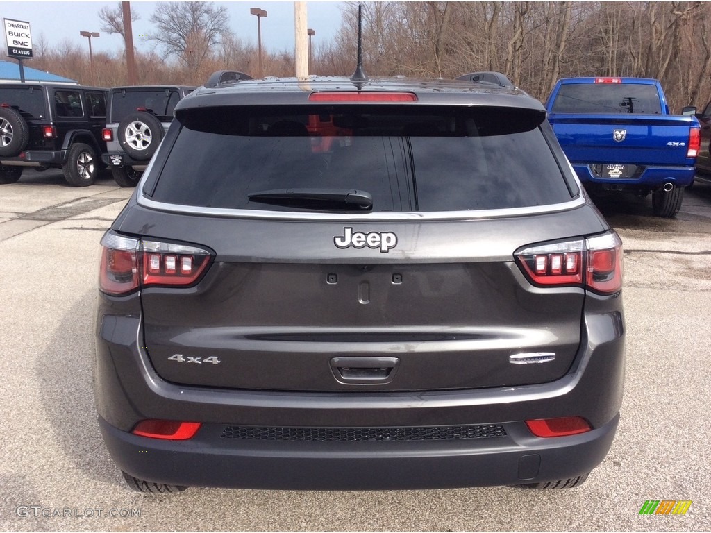 2020 Compass Latitude 4x4 - Granite Crystal Metallic / Black photo #8