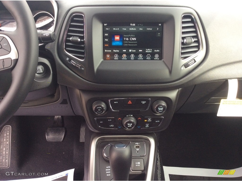 2020 Compass Latitude 4x4 - Granite Crystal Metallic / Black photo #13
