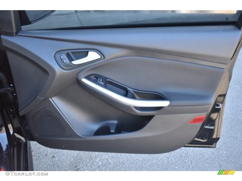 2017 Ford Focus ST Hatch Door Panel Photos