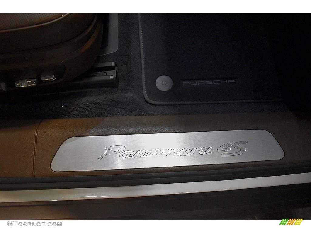 2017 Porsche Panamera 4S Marks and Logos Photos