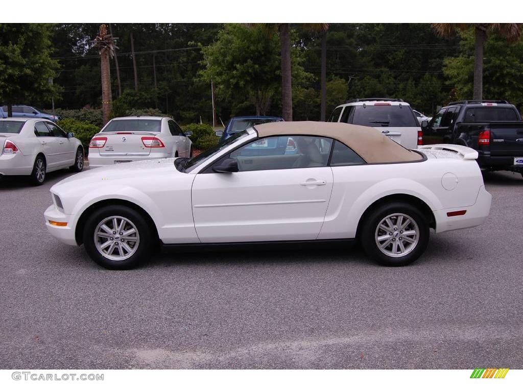 2006 Mustang V6 Deluxe Convertible - Performance White / Light Parchment photo #2