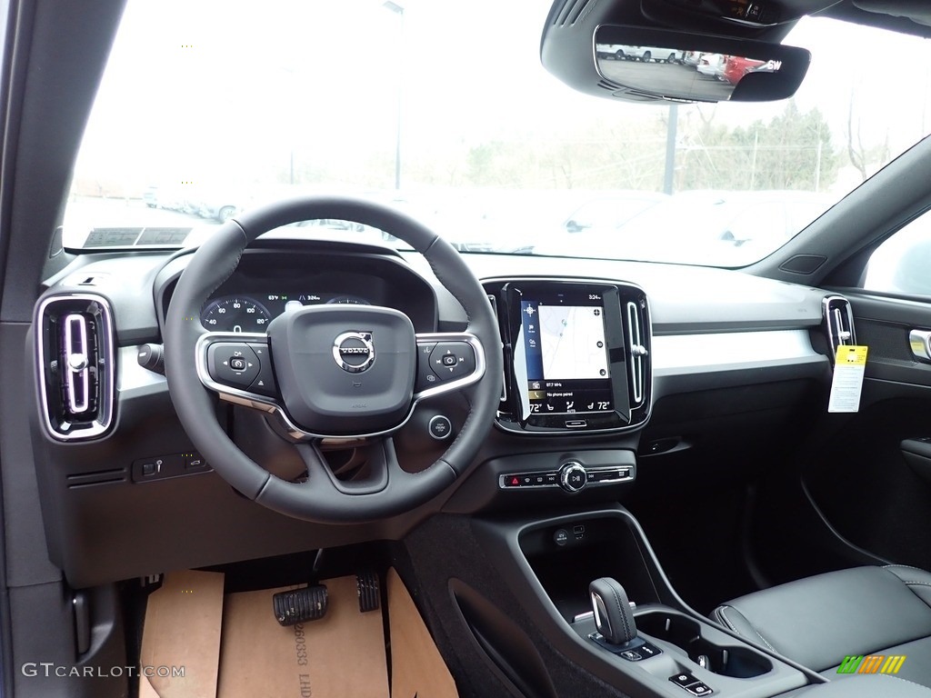 2020 Volvo XC40 T5 Momentum AWD Dashboard Photos