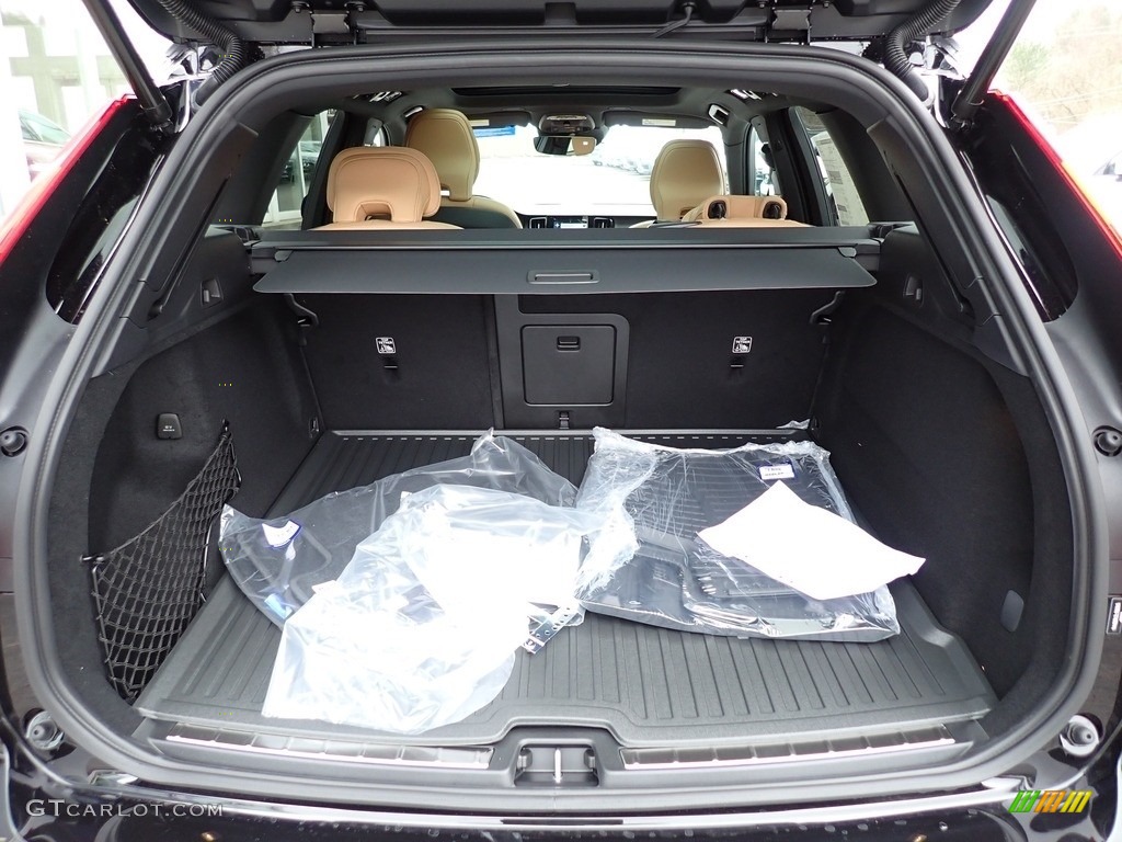 2020 Volvo XC60 T5 AWD Momentum Trunk Photos