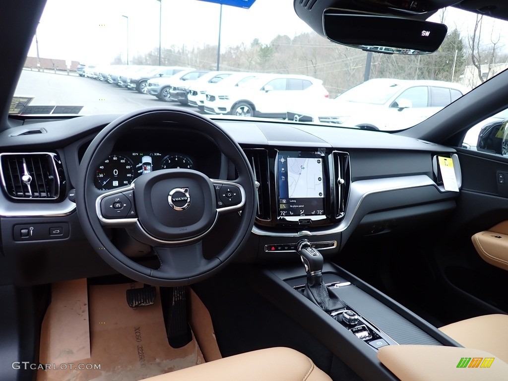 2020 Volvo XC60 T5 AWD Momentum Blonde Dashboard Photo #137648468