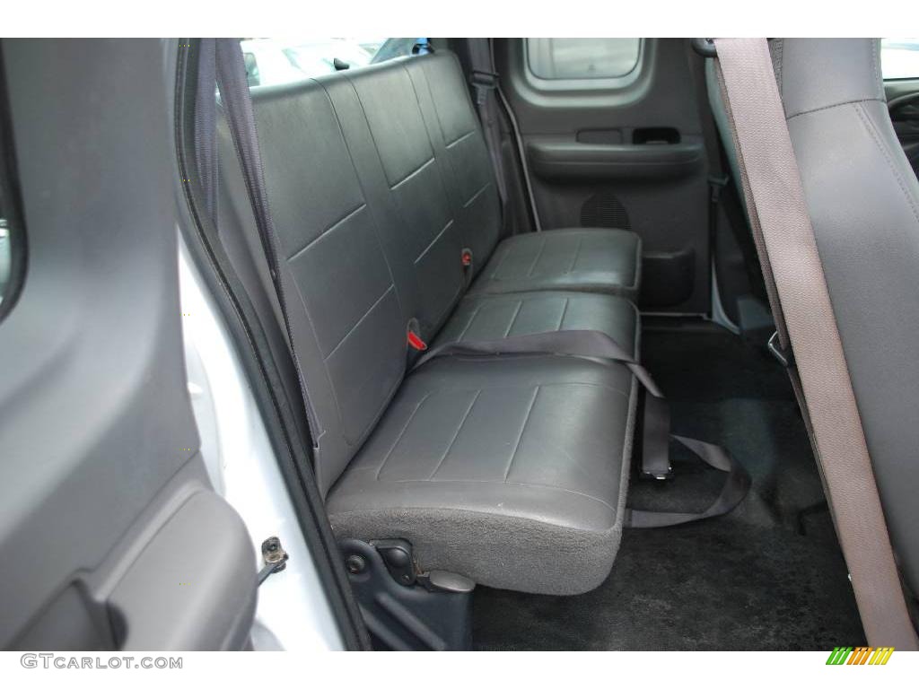 2001 F150 XL SuperCab - Oxford White / Medium Graphite photo #17