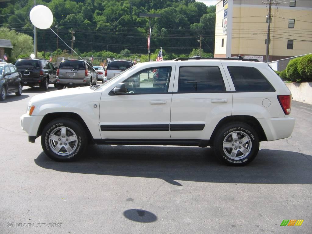 2006 Grand Cherokee Laredo 4x4 - Stone White / Medium Slate Gray photo #3