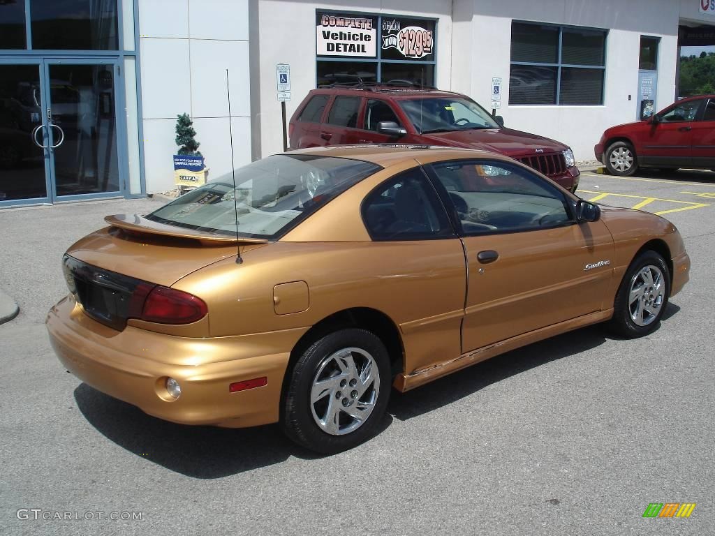 2002 Sunfire SE Coupe - Mayan Gold / Graphite photo #2