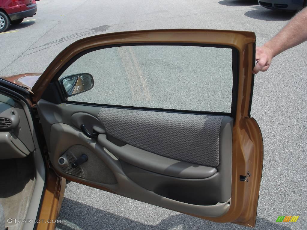 2002 Sunfire SE Coupe - Mayan Gold / Graphite photo #19