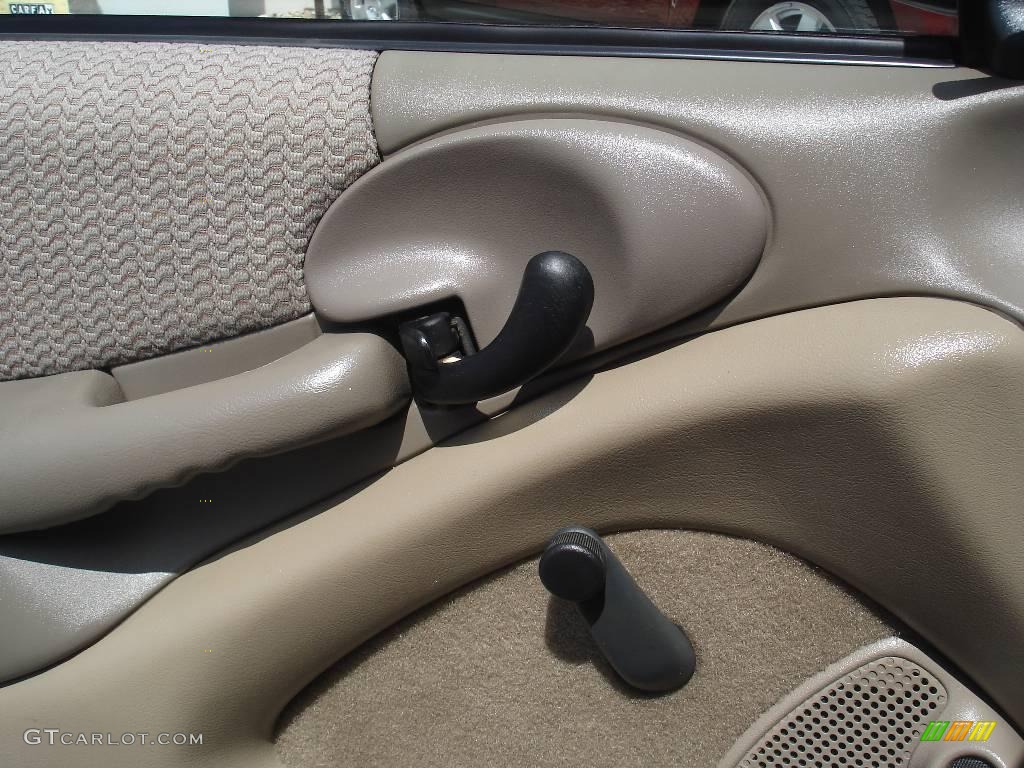 2002 Sunfire SE Coupe - Mayan Gold / Graphite photo #23