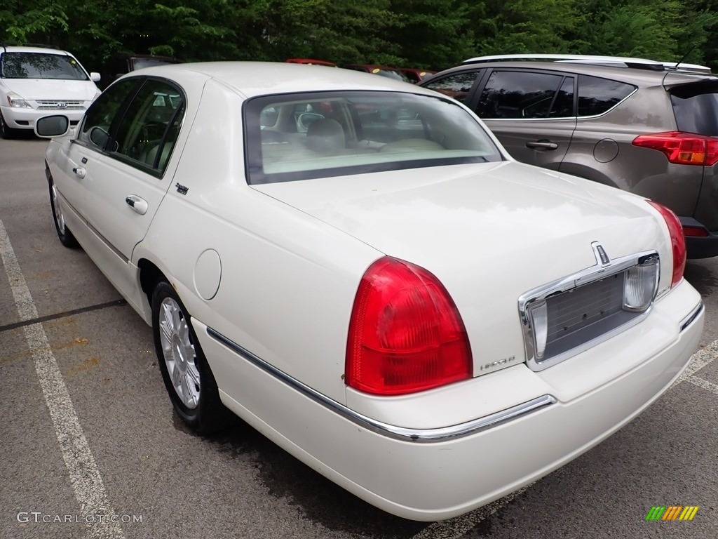 2006 Town Car Signature Limited - Vibrant White / Medium Light Stone photo #3