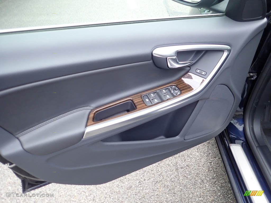 2017 Volvo V60 T5 AWD Door Panel Photos