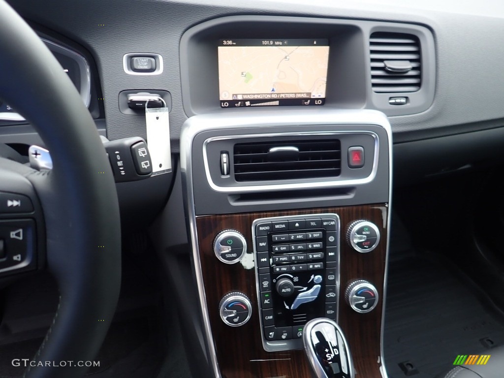 2017 Volvo V60 T5 AWD Controls Photo #138194037