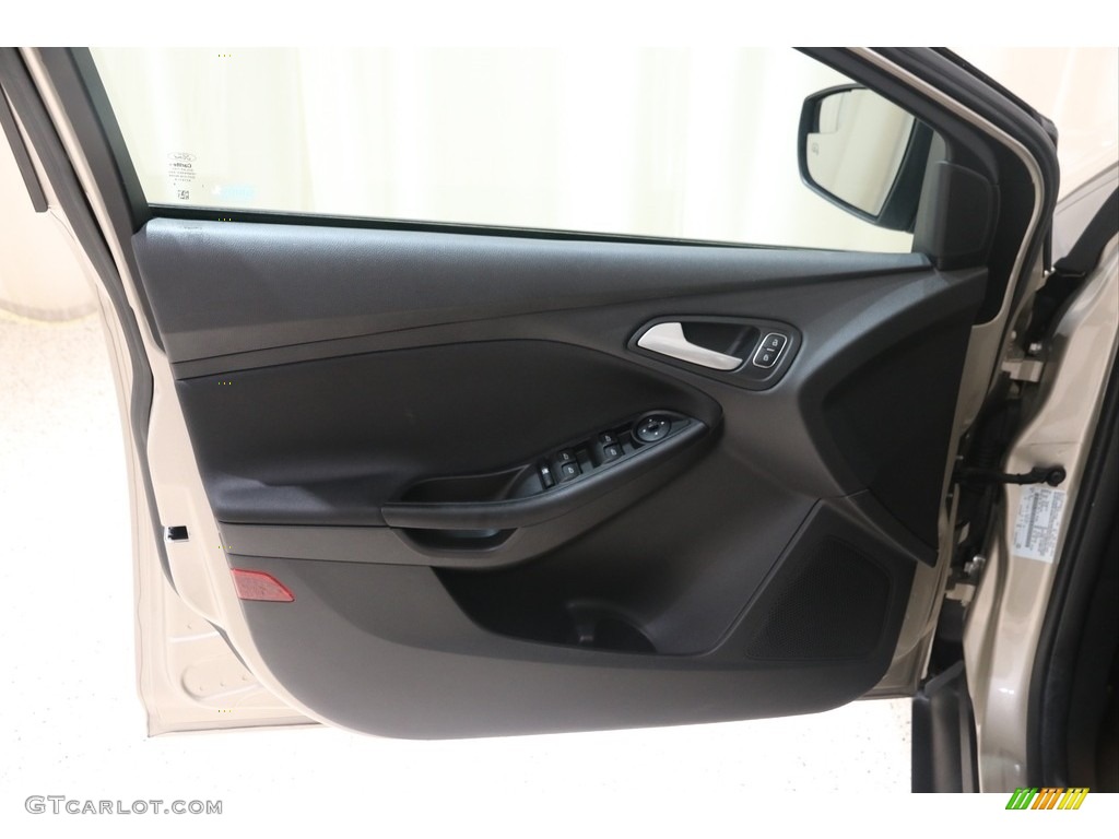 2017 Focus SE Sedan - White Gold / Charcoal Black photo #5