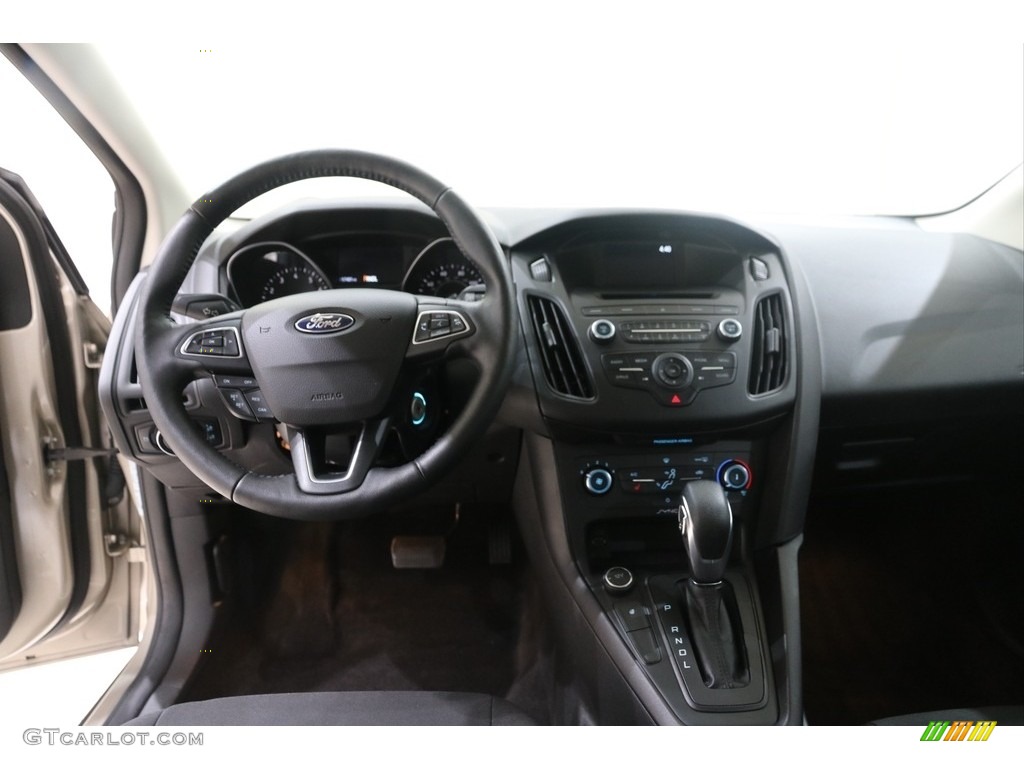 2017 Focus SE Sedan - White Gold / Charcoal Black photo #7