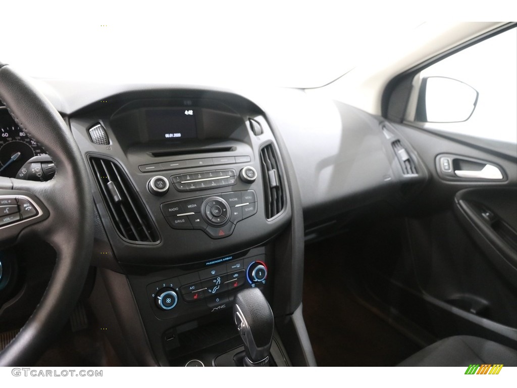 2017 Focus SE Sedan - White Gold / Charcoal Black photo #10