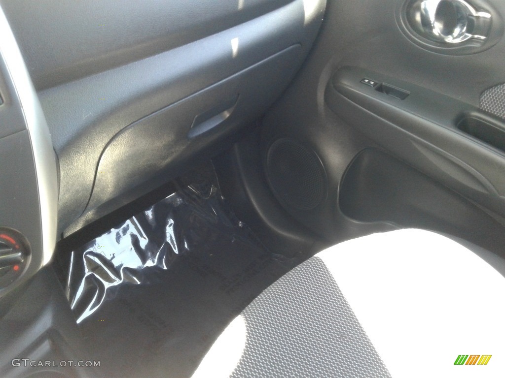 2015 Versa 1.6 SV Sedan - Brilliant Silver / Charcoal photo #5